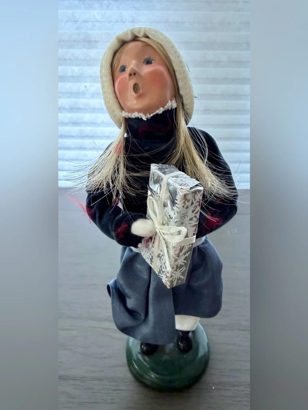 Byers’ Choice 2004 Victorian Girl Caroler Retired w/ Gift